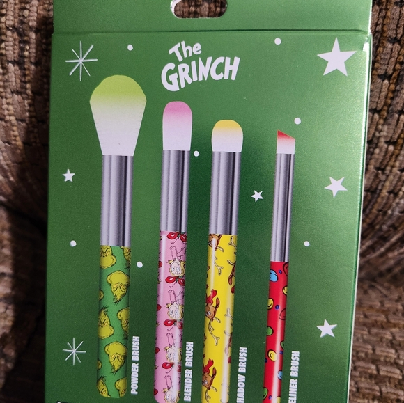 The Grinch Makeup Brush Set 4pc Cosmetic Brushes Centric Beauty LLC - Picture 5 of 10